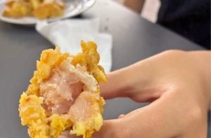 Carne crudă oferită elevilor de liceu din Oradea / Părinții au decis să își retragă copiii de la cantină / Reprezentanta companiei de catering afirmă că a fost o problemă punctuales