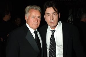 Charlie Sheen îl acuză pe tatăl său, Martin Sheen, de „cea mai mare trădare” în contextul probării.
