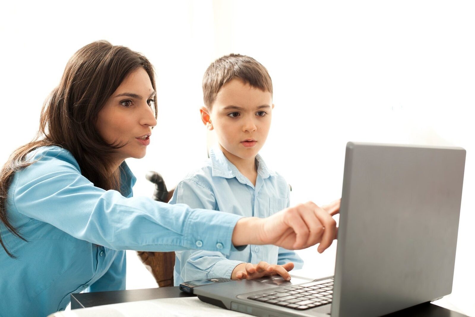 [ad_1] Recent, OpenAI a anunțat implementarea unor controale parentale pentru utilizatorii adolescenți ai ChatGPT, răspunzând preocupărilor globale privind siguranța minorilor în mediul digital