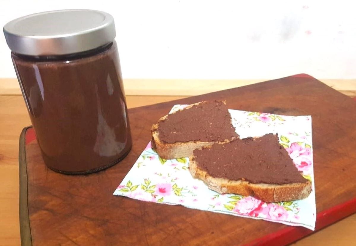Creamă similară Nutella făcută în casă, cu ingrediente naturale, perfectă pentru vegani și persoanele cu intoleranță la lactoză sau gluten