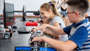 Românii sprijină digitalizarea educației, însă solicită soluții concrete pentru provocările școlii