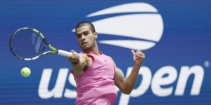Iată o variantă reformulată a textului tău:

„Unde poți urmări online și pe televiziune meciul lui Alcaraz de astăzi în cadrul US Open și la ce oră se dispută semifinala împotriva lui Djokovic”