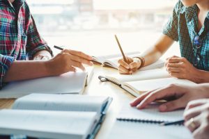 Sume pentru bursele studențești în anul universitar 2025-2026: cel puțin 925 lei pentru bursă socială, 2.165 lei pentru masterat didactic și 3.700 lei pentru bursele de doctorat – proiect în cursea noastră”