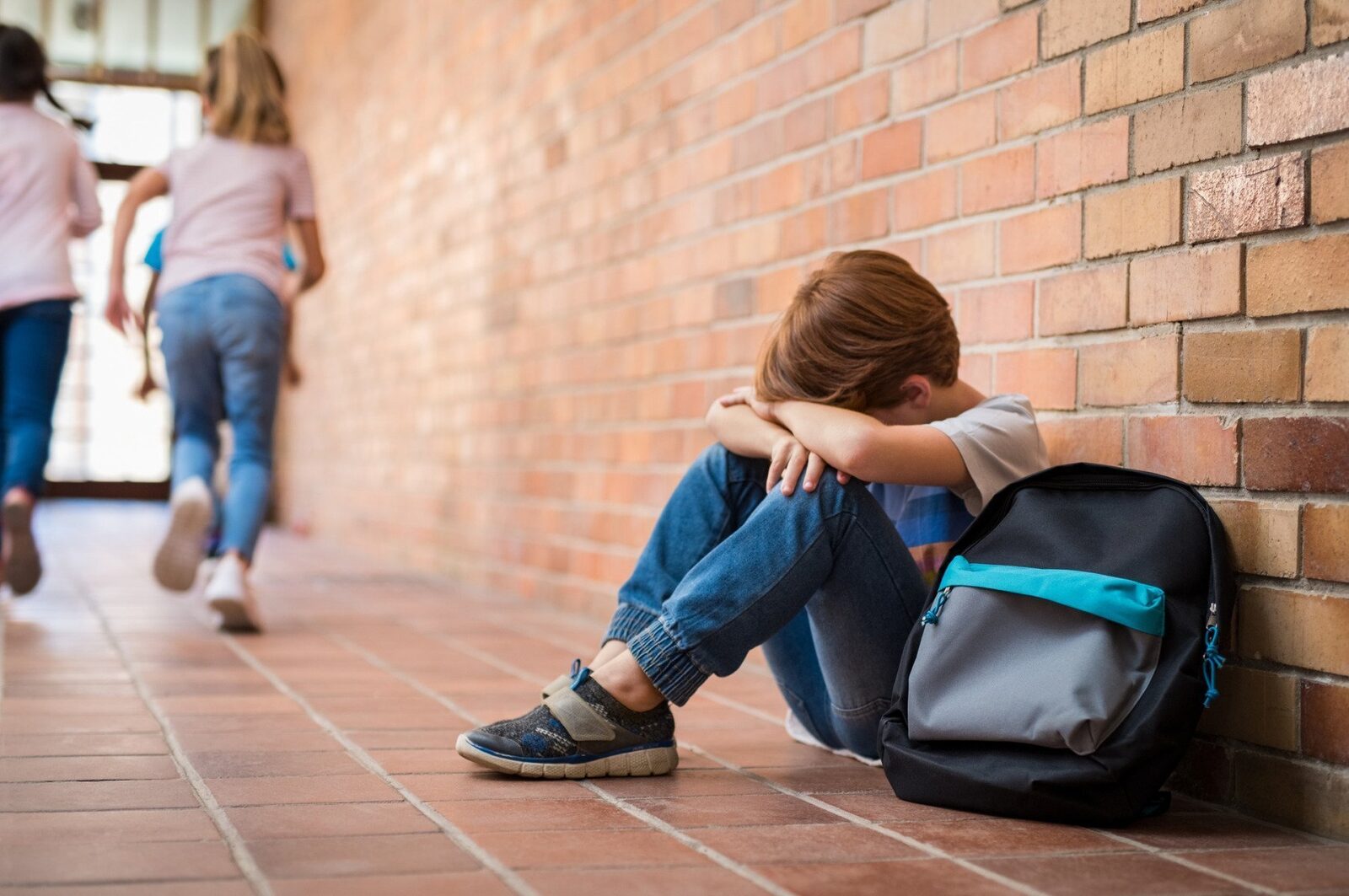 Ministrul Educației afirmă că violența în școli, inclusiv bullying-ul, este prea răspândită și nu reflectă imaginea ideală a unei școli; prezintă proceduri și comisii pentru gestionarea situațiilor și menționează că mulți nu le cunoșteau.