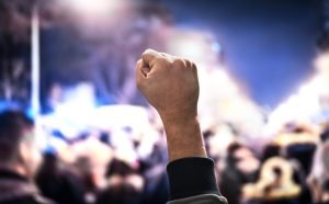 Exclusiv: Incident incredibil în care trei extremiști de dreapta au atacat cu ciocanul membri ai unei trupe de rock alternativ din cauza opiniilor de stânga și a convingerilor progresiste sau pacifiste; doi agresori și-au recunoscut vinovăția și au fost condamnați