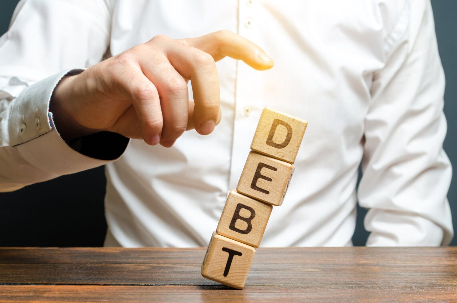 Totalul datoriei globale a atins aproape 338 trilioane de dolari, pe măsura relaxării condițiilor financiare internaționale și a scăderii valorii dolarului