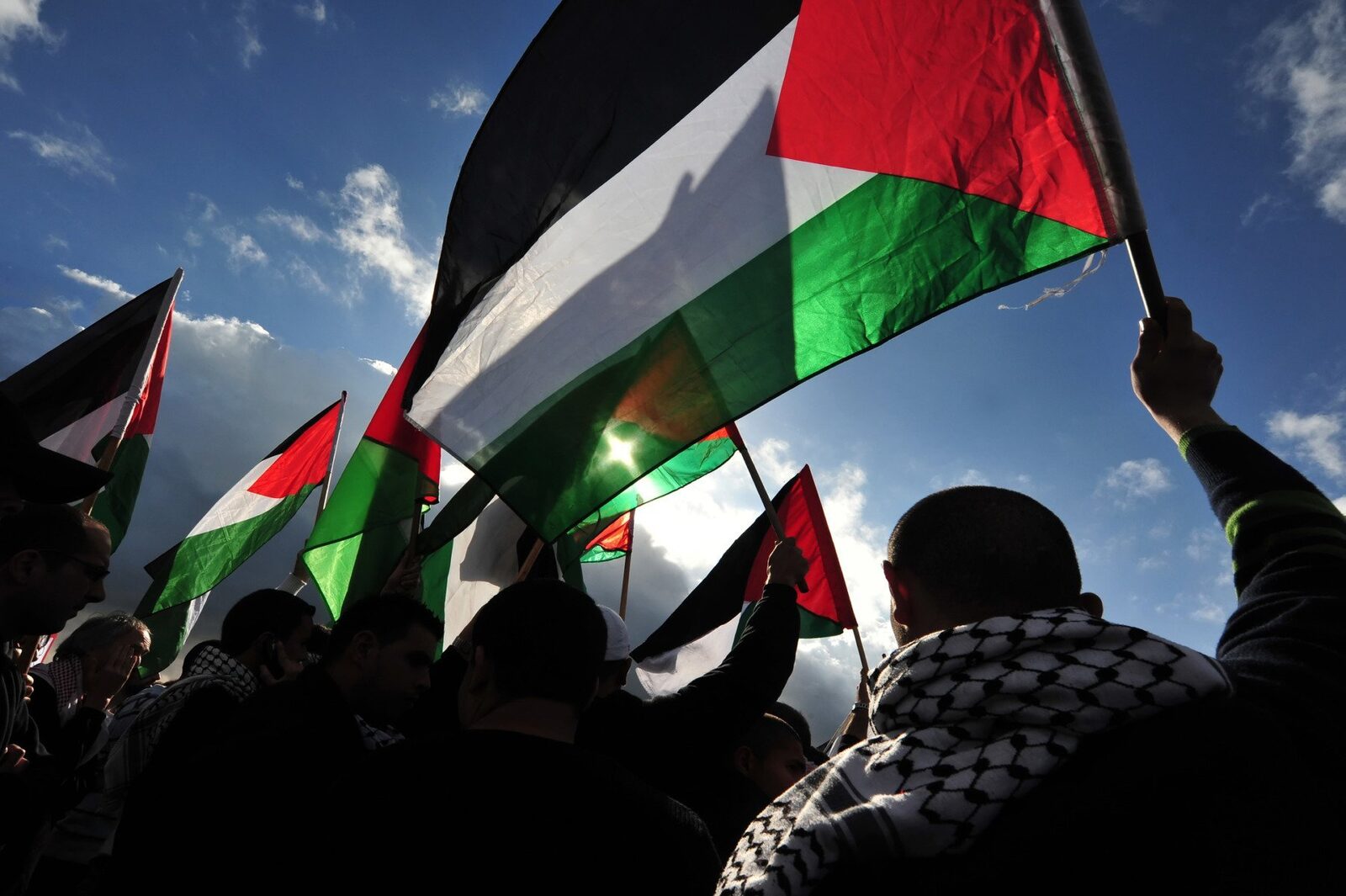 Zece persoane arestate și douăzeci de polițiști răniți în confruntările din Barcelona între autorități și demonstrații pro-palestiniene