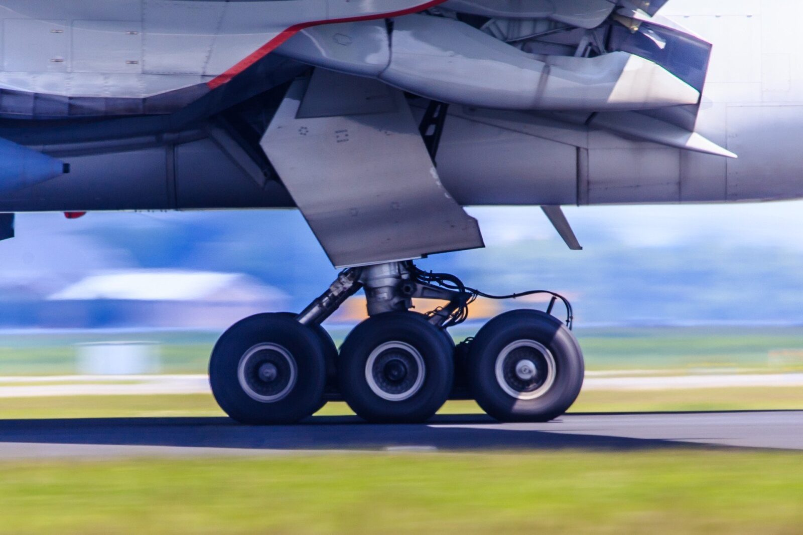 Tânăr afgan a călătorit ascuns în compartimentul de aterizare al unui avion către India; a fost apoi trimis înapoi cu același zbor