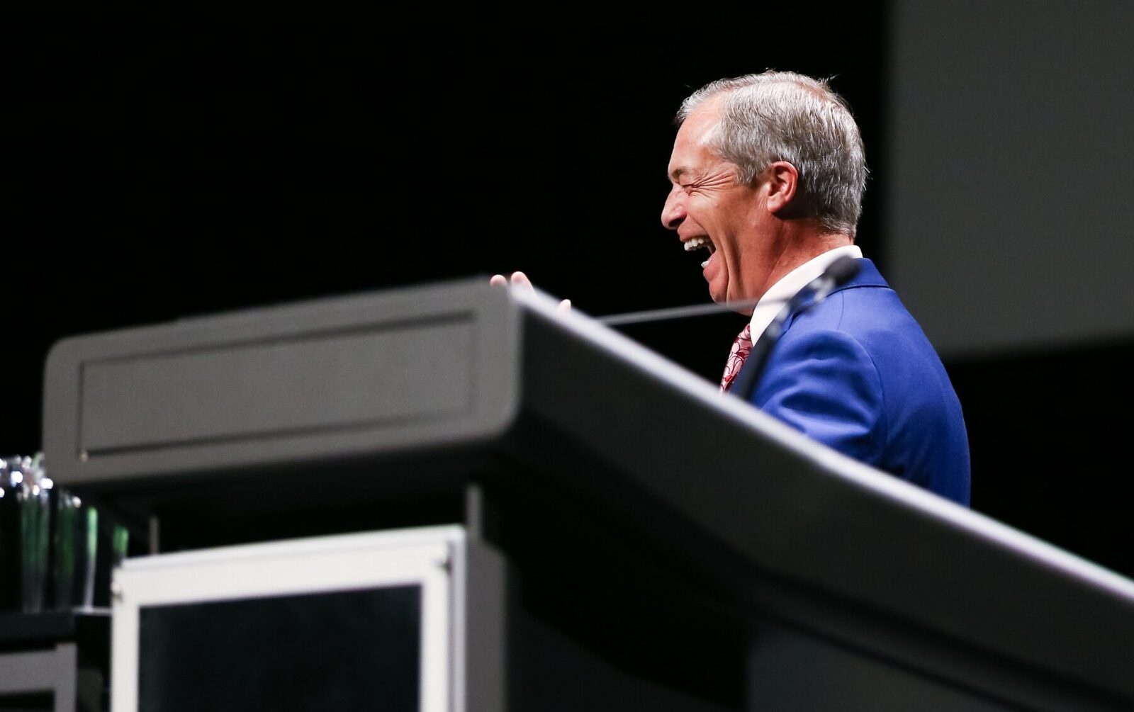 Nigel Farage, liderul partidului Reform UK, amenință că va returna femeile afgane care solicită azil în Regatul Unit sub conducerea sa, dacă devine prim-ministru