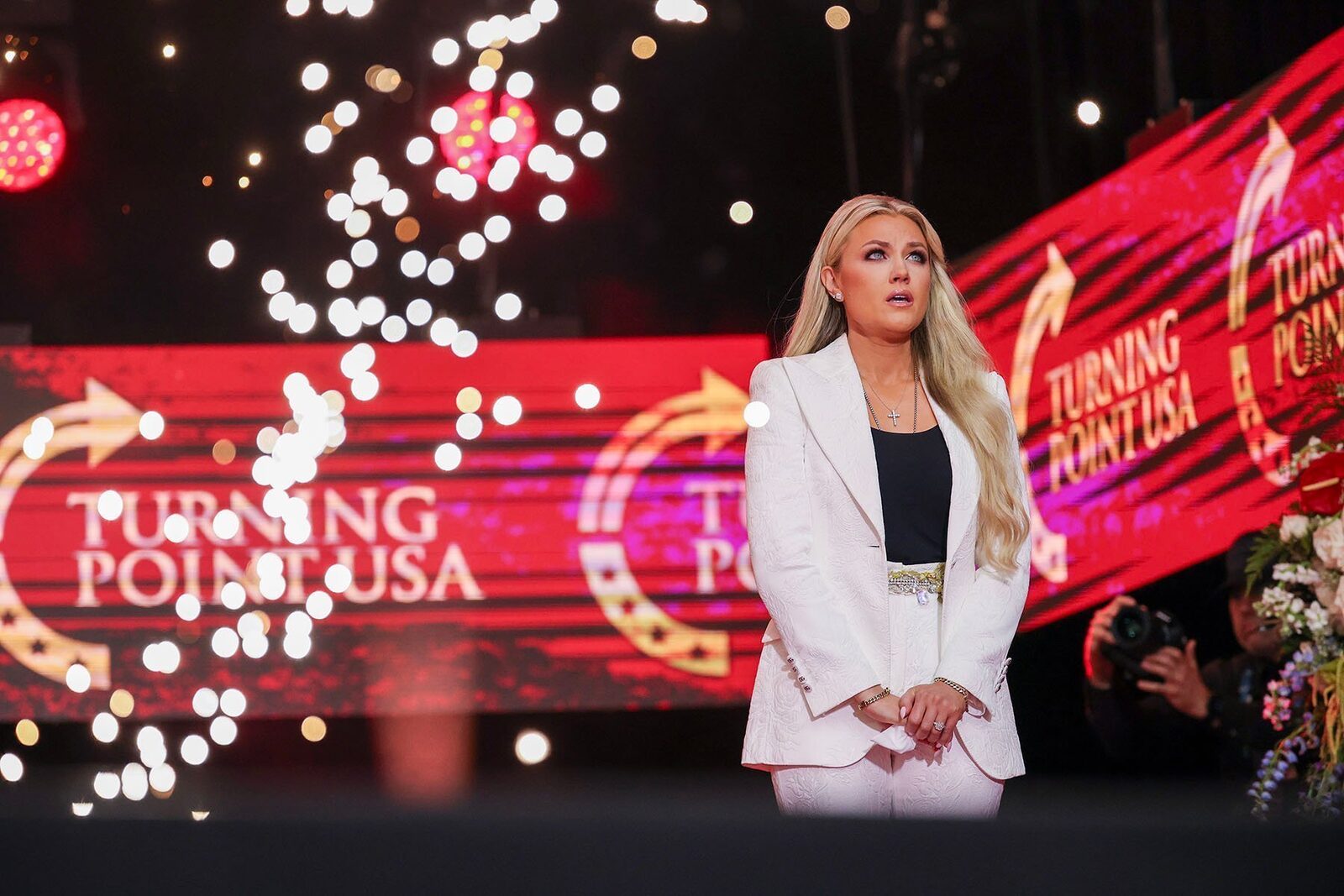 [ad_1] Erika Kirk, noua lideră a Turning Point USA Erika Kirk a fost numită recent director executiv al Turning Point USA, organizația cofondată de soțul ei, Charlie Kirk, un activist de dreapta care a fost asasinat