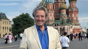 Errol Musk, tatăl lui Elon Musk, neglijat de fiul său celebru, neagă acuzațiile de abuz sexual asupra celor cinci copii ai săi și a copiilor vitregi, catalogând dezvăluirile dintr-un renumit ziar internauțian drept „fanteziste” și „neadevărate”