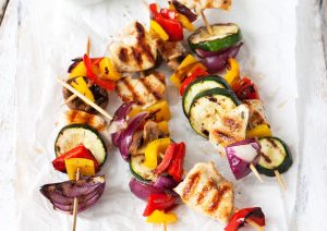 Ghid pentru prepararea rapidă a frigăruilor de pui cu legume pe aragaz, în tigaia grill, perfecte alături de orez, pâine sau salată după gustea noastră”