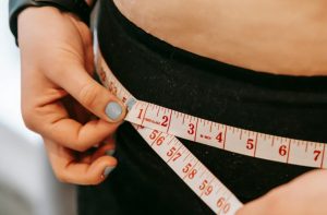 Pericolul ascuns al grăsimii viscerale: de ce zahărul și carbohidrații rafinați contribuie la acumularea acesteia, iar efectele nu sunt vizibile la fel ca și în cazul colăceilorea noastră”