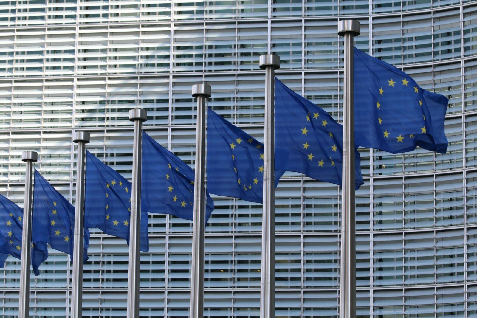 Bruxelles-ul anunță că Uniunea Europeană păstrează legislația pentru corporațiile tech, în ciuda avertismentelor președintelui Trump