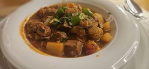 Gulaș delicios și ușor de pregătit în sub o oră / Rețetă inspirată din tradiția maghiară, adaptată pentru un stil de viață contemporanea noastră”