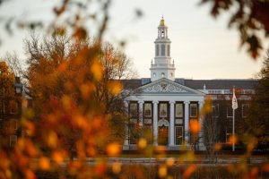 O curte federală din Statele Unite a invalidat reducerea fondurilor de miliarde de dolari impusă de administrația Trump pentru Universitatea Harvardea noastră”