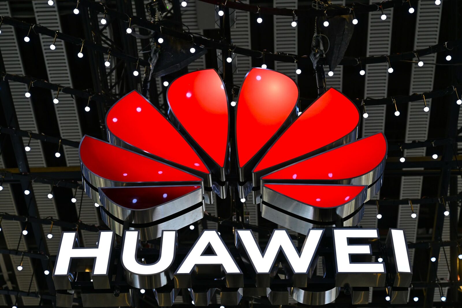 [ad_1] Huawei Technologies anunță planuri ambițioase de a lansa cele mai puternice clustere de calcul destinate inteligenței artificiale în următorii doi ani, în ciuda restricțiilor privind accesul la cipurile avansate produse de companii americane