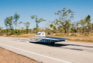 Elevi români au traversat Australia cu un vehicul alimentat solar, echipat cu panouri solare de 6 metri pătrați, asigurând o autonomie de până la 300 km în lipsa radiației solare