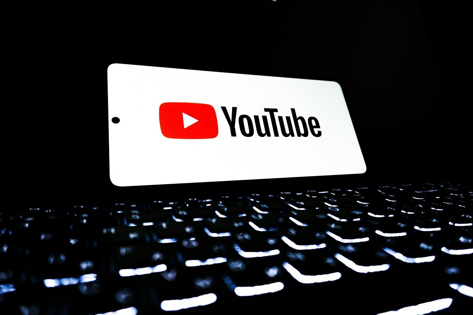 YouTube relansează creatorii interdice pentru dezinformare, fără a le permite verificatorilor de fapte să impună măsuri sau etichetări.