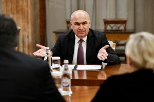 Premierul Ilie Bolojan discuta vineri cu reprezentanții principalelor lanțuri de magazine despre limitarea marjei comerciale la produsele de bazăea noastră”