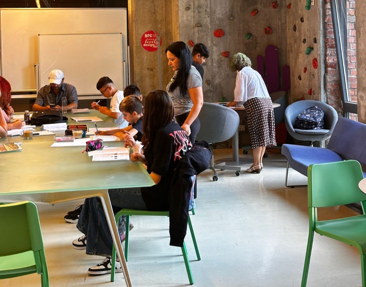 [ad_1] Pentru numeroși elevi din România, renunțarea la școală nu reprezintă o decizie voluntară, ci rezultatul dificultăților întâmpinate: un mediu familial nesigur, lipsa sprijinului pentru teme sau alte probleme similare