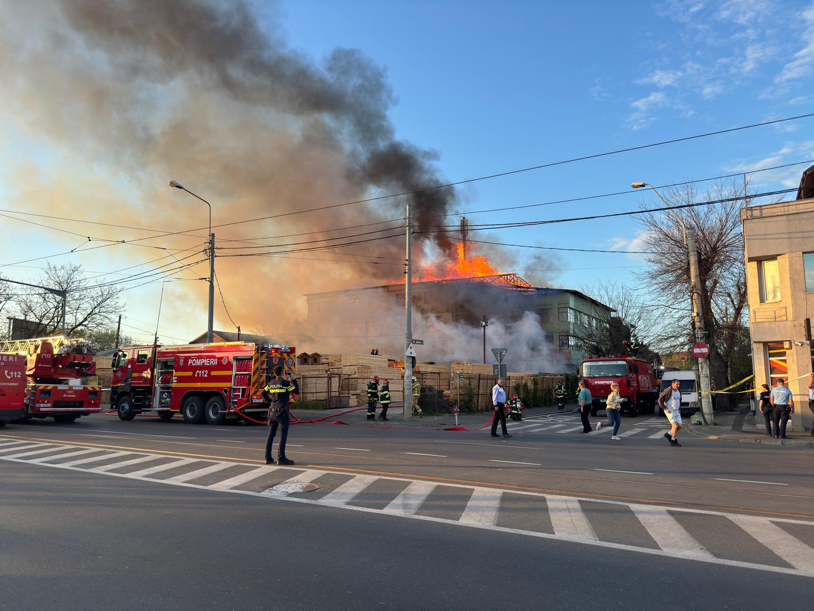 Agenția Națională pentru Mediu anunță revenirea la niveluri normale ale particulelor PM10 și PM2,5 după incendiul major din Sectorul 2 al Capitalei / În urmă cu câteva zile, limita maximă admisă pentru PM10 a fost depășită de șapte ori