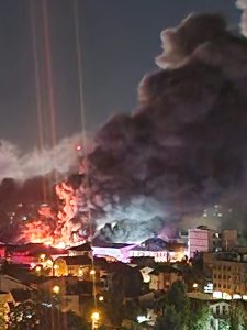 Imagini și actualizare despre un incendiu intens la un depozit frigorific situat în zona șoselei Pantelimon din Capitală, cu patru alerte RoAlert emise în mai multe sectoare, existând pericol ca fumul toxic să pătrundă în case