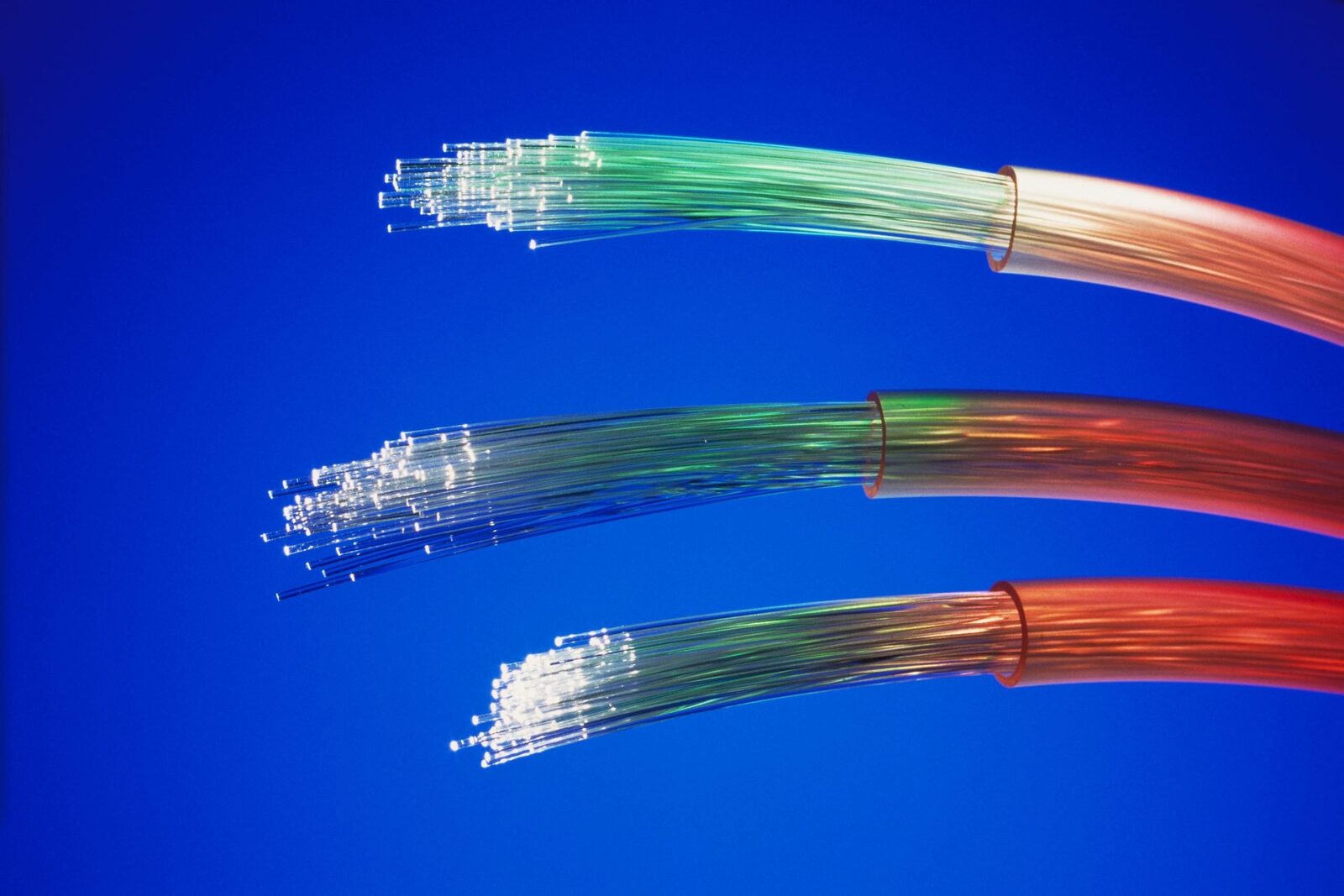 [ad_1] Un nou tip de fibră optică bazată pe un design inovator, care permite luminii să circule prin aer în loc de sticlă solidă, promite să revoluționeze rețelele de telecomunicații