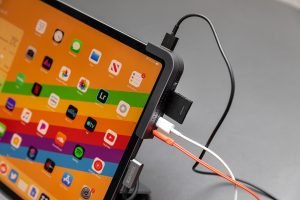 Instrucțiuni pentru curățarea portului USB-C și remedierea problemelor accesoriilor pe iPad
