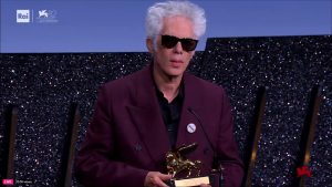 Clip din filmul „Father Mother Sister Brother” de Jim Jarmusch, câștigător al premiului Leul de Aur pentru cea mai bună producție cinematograficăea noastră”