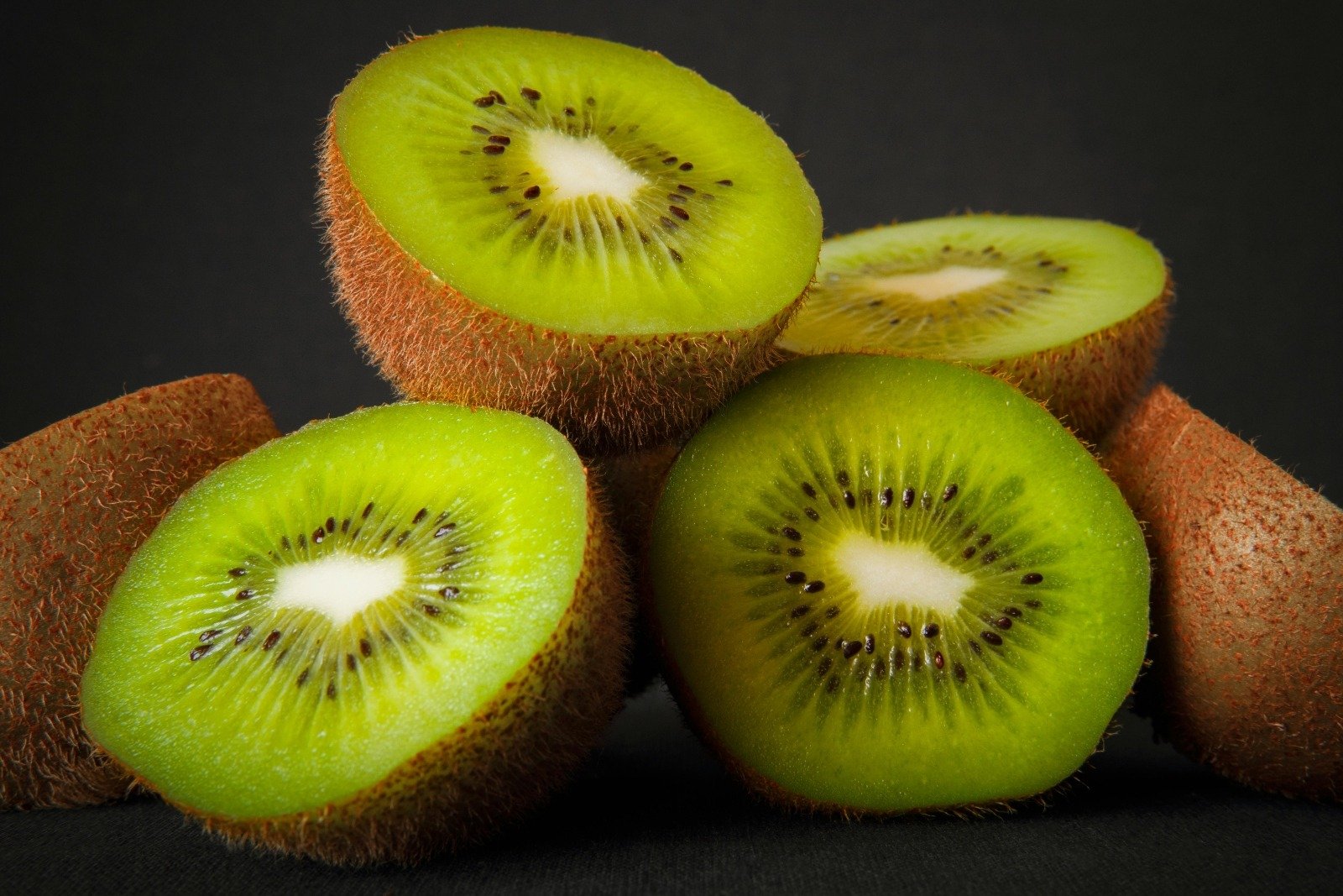 Este recomandat să consumi kiwi integral, inclusiv coaja? Expert în medicină moleculară explică beneficiile consumului întreg al fructului