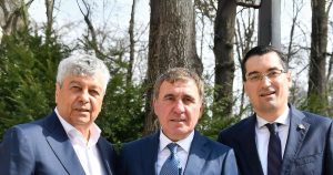 „Mă retrag pentru Hagi”, anunță Lucescu, subliniind presiunea asupra „Regelui”: „Eu pot greși, el nu”