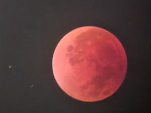 Imagini din țara noastră: Cum arată „Luna Sângerie” observată de aiciea noastră”