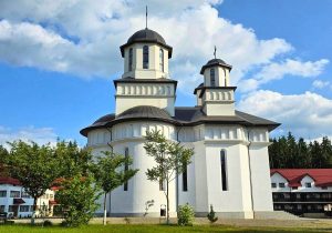 Tâlhărie la Mănăstirea Piatra Craiului: un localnic din Iași a sustras fondurile din cutia milei și a distrus echipamentele de supraveghere pentru a scăpa neobservatea noastră”
