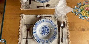 Imagine | Deliciile culinare dintr-un stand local din Viscri: Tarta cu rubarbă ce lasă amintiri pe papilele gustative, vizitat și de Regele Charles în data de 14 septembrie