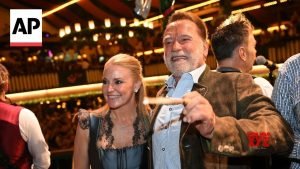 Arnold Schwarzenegger conduce o formație într-un cort de bere la Oktoberfest în München (Video)