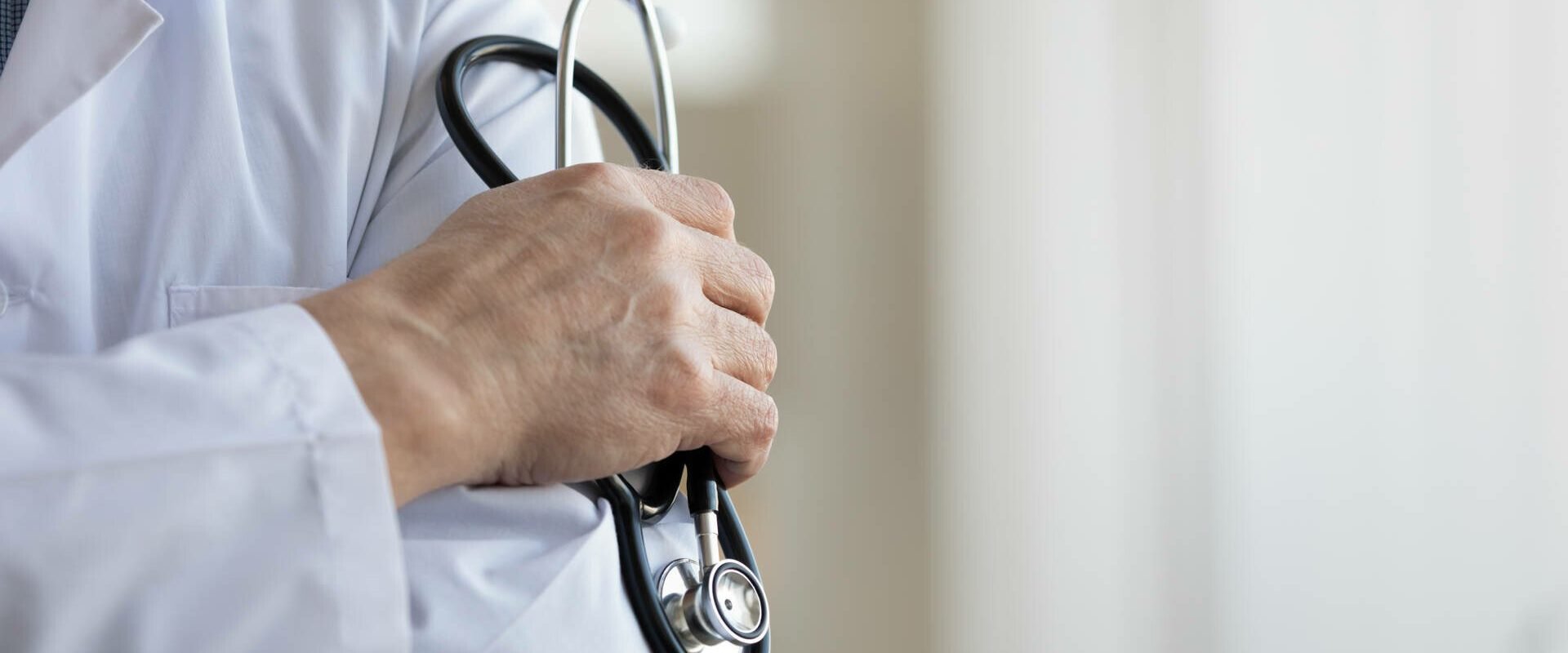 Primă în Iași: Spitalul Militar, supus popririi și judecat pentru sporuri retroactive de 55%, într-un proces de 114.000 de lei câștigat de trei medici