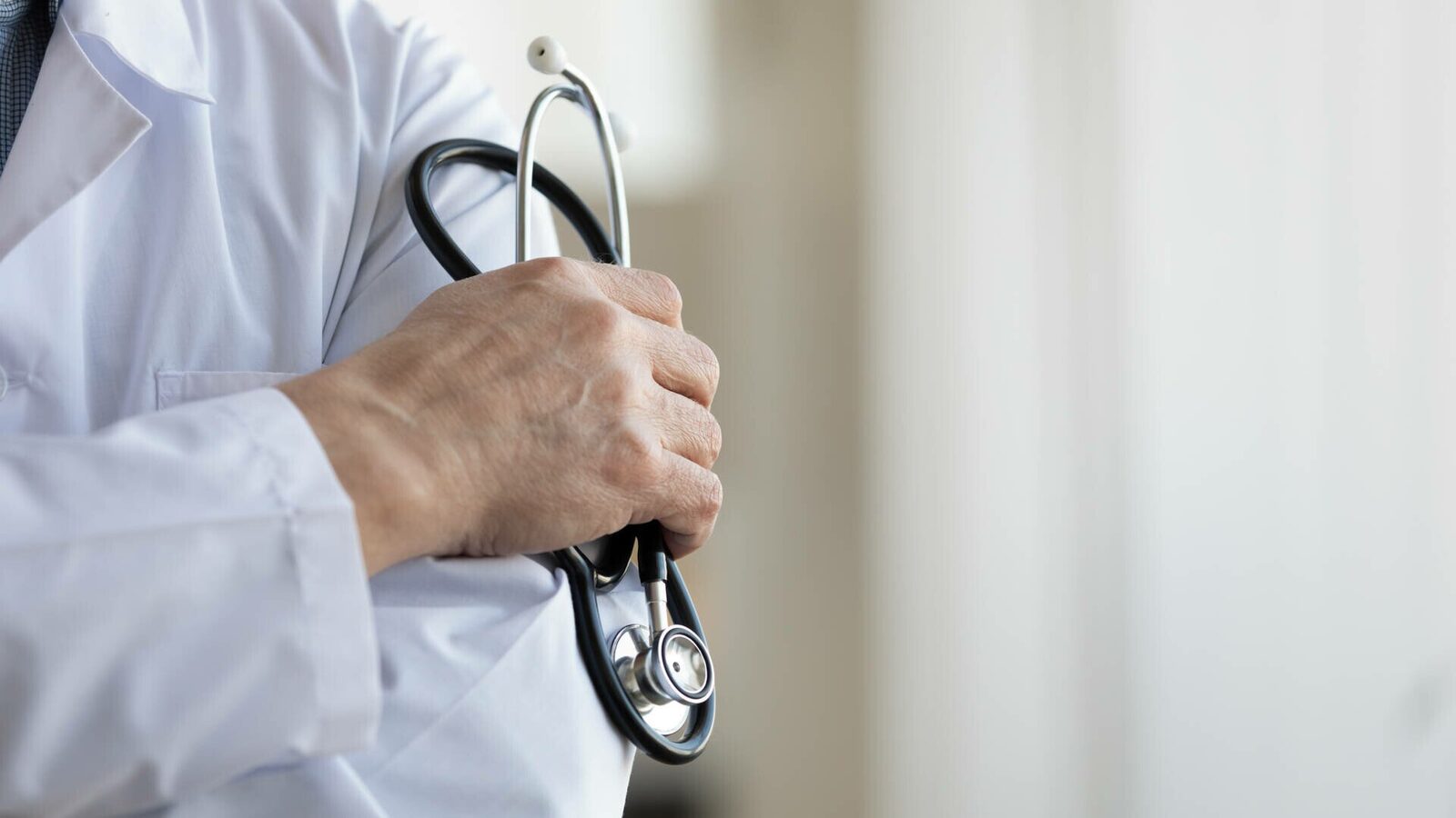 Parlamentarii USR Remus Negoi și Adrian Wiener propun sancțiuni disciplinare pentru medicii care distribuie informații false sau contrare dovezilor științifice