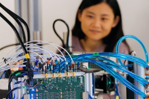Microsoft experimentează un computer lumină pentru a spori de 100 de ori eficiența inteligenței artificiale