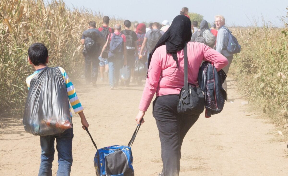 migranti-refugiati-mare-ocean-mediterana-corturi-tabere-migranti-cartier-refugiati-familie-migranti.jpeg