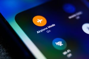 De ce să pornești modul avion pe telefon: 3 motive surprinzătoare
