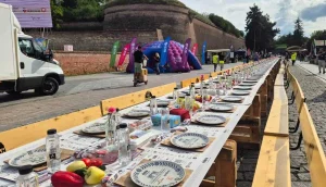 VIDEO | O masă memorabilă: Alba Iulia stabilește pentru a treia oară un nou record mondial cu cea mai lungă masă realizată din materiale reciclate