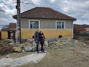 Un cuplu părăsește Bucureștiul pentru tranquilitatea unui sat din Sibiu, unde revopsesc o casă din 1940 și povestesc despre schimbarea de la o garsonieră de 20 mp la o curte de 2000 mpea noastră”