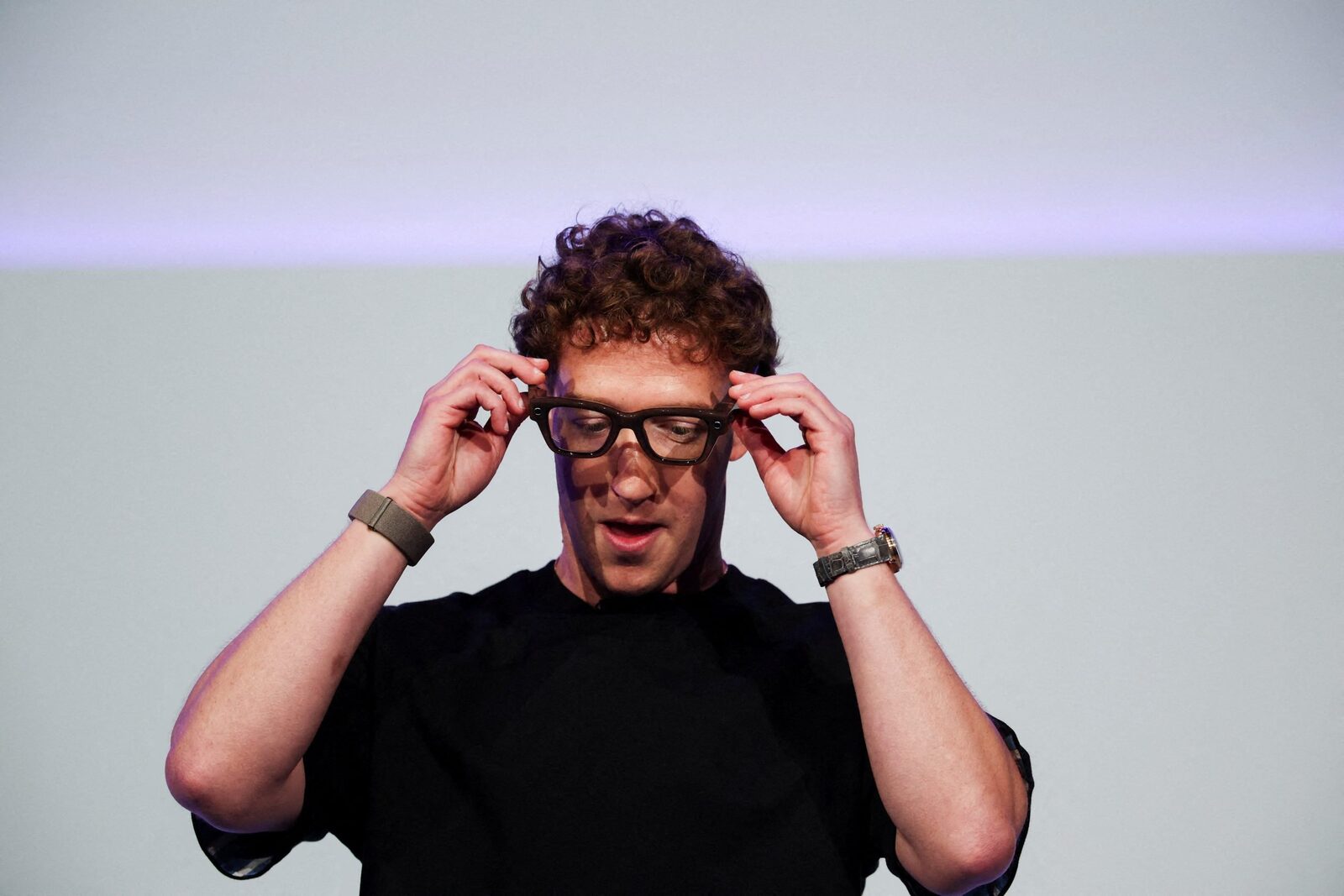 [ad_1] Meta a lansat recent ochelarii inteligenți Ray-Ban, integrați cu tehnologie avansată de realitate augmentată și inteligență artificială
