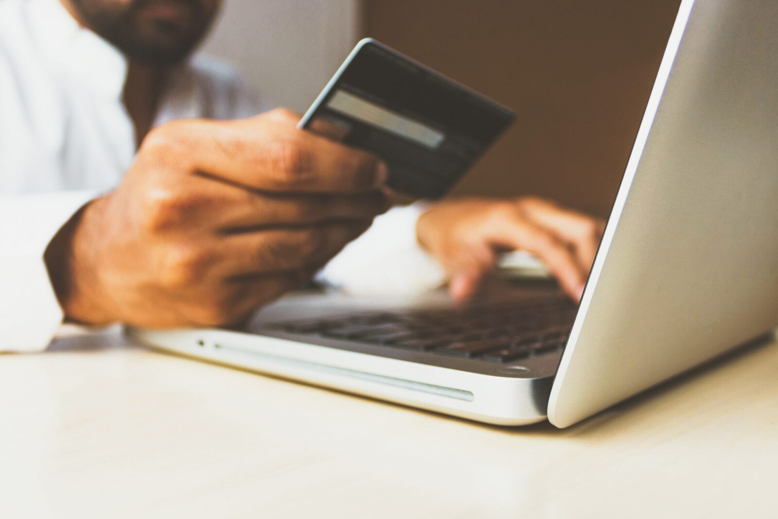 [ad_1] Directoratul Național de Securitate Cibernetică (DNSC) a emis un avertisment privind o nouă serie de atacuri informatice vizând utilizatorii din România, accentuând riscurile asociate fraudelor online