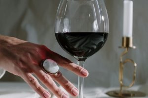 Ce se întâmplă cu inima ta când consumi vin? Beneficiile și riscurile unui pahar ocazional de vin în contextul sănătății cardiovasculare