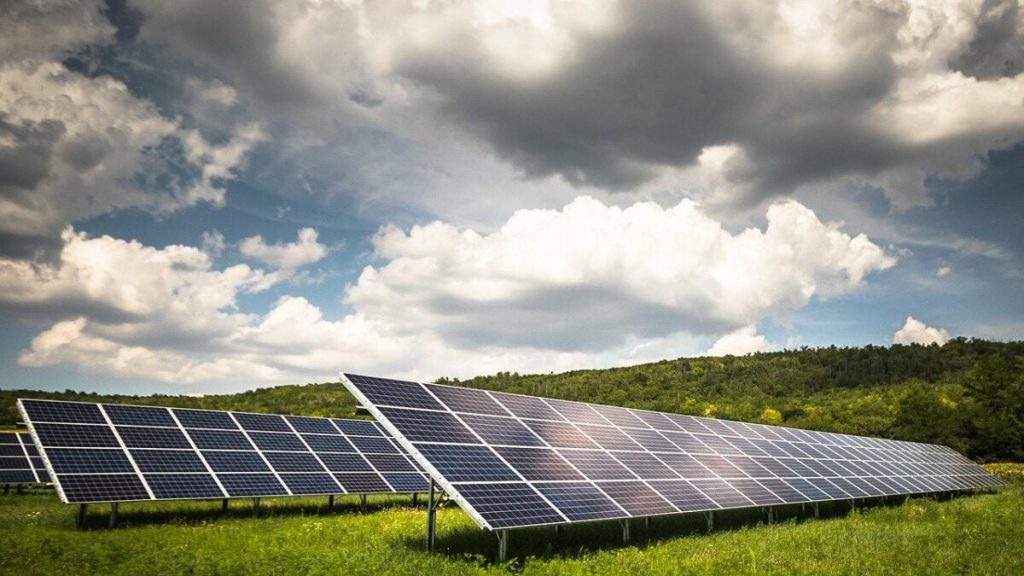 panouri-solare-fotovoltaice-sursa-foto-pixabay-e1644512653817.jpg