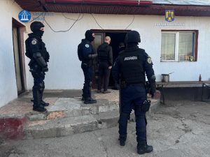 Percheziții în trei județe pentru descoperirea de arme, inclusiv o grenadă; printre locuințele vizate se află două aparținând familiei Cârpaci, implicată în un scandal în centrul Timișoarei (video)
