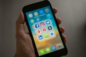 Riscuri ascunse ale like-urilor: cercetare îngrijorătoare despre siguranța tinerilor pe internet