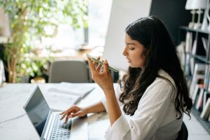 Companiile preferă să angajeze freelanceri pentru corectarea erorilor AI, menținând angajați umani